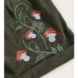 Shorts brodés pour femmes, design tendance, style décontracté, mode estivale, coupe confortable, look moderne - Product Image 4