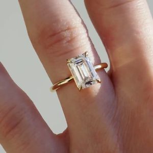Bague de fiançailles et de mariage classique à quatre griffes avec diamant de laboratoire taille émeraude 2 carats, certifiée IGI, plaquée or 14 carats - Product Image 4