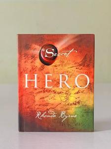 Hero de Rhonda Byrne, libro de autoayuda en inglés, edición en papel. - Product Image 3