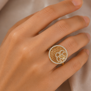 แหวนเพชรเลี้ยงในห้องปฏิบัติการ ดีไซน์ลายดอกไม้ ทองคำ 18K ลายรังผึ้งฉลุลาย สำหรับงานเลี้ยงค็อกเทล ผลิตโดยผู้ผลิตเครื่องประดับ - Product Image 1