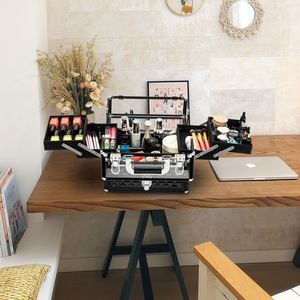 Valigetta Cosmetica Portatile SM 1923 in Alluminio Nero con Chiusura a Cerniera, Borsa per il Trucco a Scacchi con Manico e Logo - Product Image 2