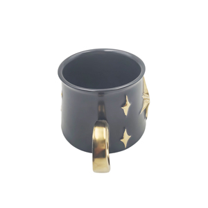 Vente en gros de tasses en céramique gris foncé personnalisées avec étoile dorée en relief 3D et poignée dorée - Product Image 2