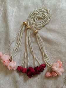 Cadena de Perlas Choti de 30 Pulgadas de Moda con Tulipán de Satén |   Accesorios para el Cabello de Novia |   Borlas Florales para el Cabello para la Celebración Jaggo & Mehendi - Product Image 6