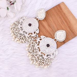 Boucles d'oreilles pendantes en argent allemand avec pierres de grenat et de perle, design ethnique - Product Image 4