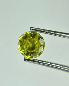 Pierre précieuse sphène naturelle de 4 mm, couleur changeante, taille ronde facettée. - Product Image 1
