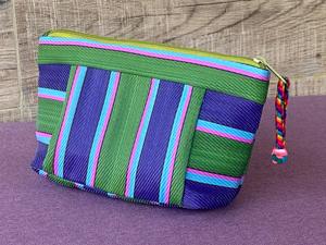 Bolsa de cosméticos con patrón de rayas de nailon reciclado personalizado, bolsa de almacenamiento de artículos de tocador de PU con cremallera duradera, estuche de maquillaje de viaje a la moda - Product Image 5