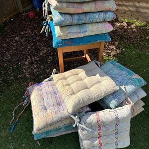 Lot de coussins de chaise vintage Kantha en gros : Coussins de siège faits main en coton recyclé - Product Image 4