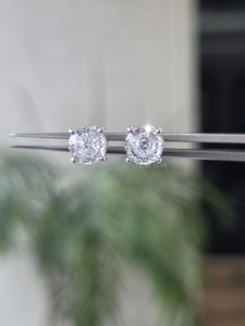 Boucles d'oreilles clous en diamant de laboratoire taille ronde 1,52 carat certifiées IGI Or jaune VVS1 Sertissage quatre griffes Solitaire classique pour femme - Product Image 6