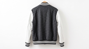 Chaqueta Varsity para Hombre, Mangas de Cuero PU, Cuerpo Gris Oscuro, Detalles en Crema, Cierre de Botones Frontales, Cuello Camisero, Estilo Casual - Product Image 2