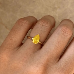 แหวนเพชรทรงลูกแพร์สีเหลือง 1.50 กะรัต เพาะเลี้ยงในห้องปฏิบัติการ ทอง 14K ผู้จัดจำหน่าย B2B - Product Image 5