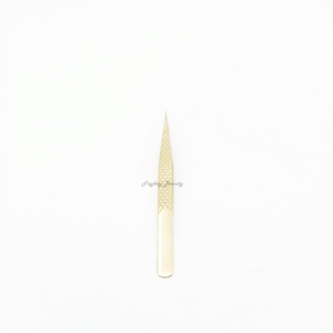 Offre Spéciale matériel durable 2025 Instruments de cils pince à cils pince à épiler Logo personnalisé or pince à épiler en acier inoxydable - Product Image 1