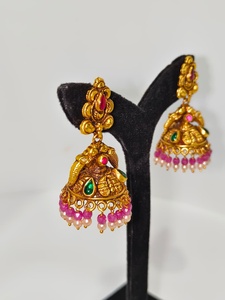 Pendientes Antiguos de Oro Sólido de 22k con Motivo de Lakshmi Hecho a Mano, con Esmeraldas Verdes y Perlas Naturales para Boda - Product Image 2