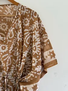 Vestido Kaftán Maxi de Algodón con Estampado de Bloques Marrones de Primera Calidad, Estilo Bohemio con Cuello en V, Manga Corta y Corte Holgado para Usar en Vacaciones - Product Image 4
