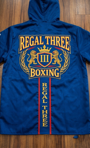 Bata de Boxeo Regal Three Azul con Logotipo Bordado en Dorado, Ropa de Artes Marciales para Hombre, Bata de Boxeador - Product Image 4