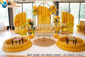 Scène de cérémonie Haldi d'Asie du Sud avec décorations traditionnelles et Urli en lotus pour cérémonie de mariage - Product Image 5