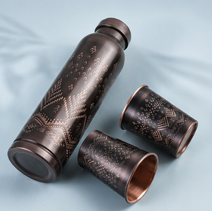 Bouteille d'eau en cuivre pur de luxe avec deux verres à motifs tribaux – Vaisselle pour la maison, les voyages et les fêtes - Product Image 2