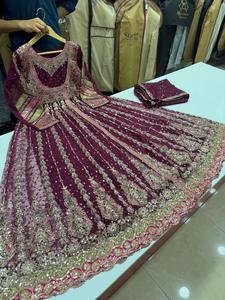Nuevas llegadas: Salwar Kameez de seda bordado por delante y por detrás, largo hasta el tobillo, de malla suave, sin arrugas, estilo fiesta, Colección Sumaira para mujer. - Product Image 6