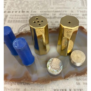 Ensemble de salières et poivrières hexagonales dorées en métal durable, outils pour herbes et épices, lavage à la main uniquement - Product Image 4