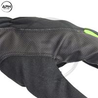 Gants antidérapants haute visibilité avec points de repère sur les doigts et fermeture auto-agrippante au poignet pour la manipulation de composants industriels