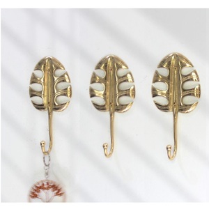 Porte-manteau mural artisanal en feuille d'or avec crochets métalliques, style moderne décoratif pour le rangement des vêtements - Product Image 6