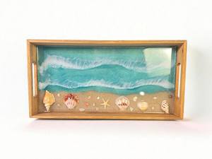 Plateau de service rustique en bois, résine époxy vert aqua et coquillages, cadeau pour les amoureux de l'océan, plateau de service pratique - Product Image 1