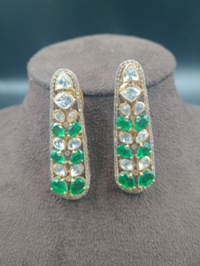 Boucles d'oreilles clous de luxe en argent plaqué or avec diamants taille poire et émeraudes, bijoux de mariage pour femme, design floral émeraude classique - Product Image 4