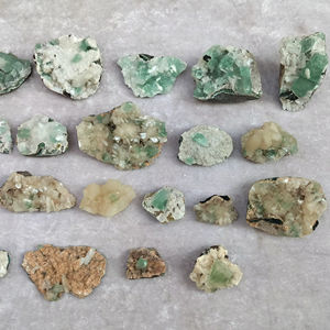 Lote de Minerales Naturales y Hermosos de Apofilita Verde Mixta con Estilbita, Colección de Especímenes de Cristal Premium, Decoración, Set de Regalo - Product Image 1