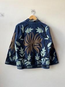 Chaqueta Corta de Terciopelo Bordada a Mano Estilo Uzbeco para Amantes del Arte y la Moda Sostenible, Abrigo Corto con Bordado Suzani, Prenda Exterior Destacada - Product Image 3