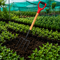 Fourche à main de jardin en fonte |   Outil de creusement à quatre dents avec manche en bois pour la culture du sol, le jardinage, l'aménagement paysager, utilisation en extérieur