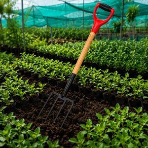 Fourche à main de jardin en fonte |   Outil de creusement à quatre dents avec manche en bois pour la culture du sol, le jardinage, l'aménagement paysager, utilisation en extérieur - Product Image 2
