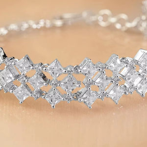 Bracelet de luxe en or 10K/14K/18K à trois couches avec diamant taille princesse cultivé en laboratoire certifié IGI pour femme, idéal pour les mariages et les soirées - Product Image 1