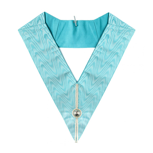 Ensemble de Regalia Maçonnique Bleu Personnalisé selon la Réglementation Anglaise, avec Tablier, Collier, Bijou, Gants et Coffret de Présentation - Product Image 5