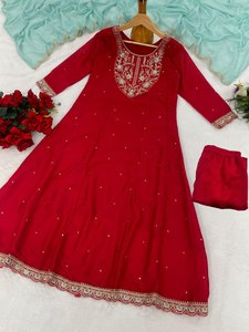 Ensemble Kurta en soie Vichitra de créateur avec dupatta en georgette brodée et pantalon droit – Vêtements pour femmes en gros - Product Image 4