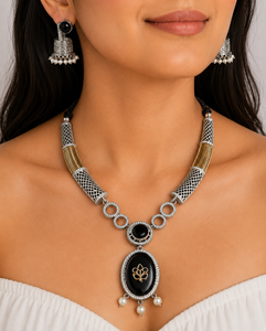 Conjunto de Joyería de Plata Oxidada Bicolor con Baño de Oro y Estilo Ónix de Moda para Mujer - Aretes Jhumki y Collar - Proveedor Mayorista - Product Image 4
