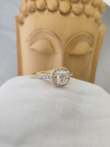 แหวนทองคำขาวประดับเพชรทรงคุชชั่นสุดหรู พร้อมเพชรข้าง ดีไซน์ประณีต ผสมผสานเสน่ห์วินเทจและความงดงามทันสมัย - Product Image 4