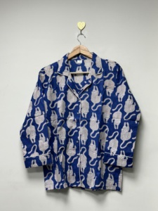 Ensemble de pyjama d'été pour femmes, en coton doux et écologique, imprimé chat bleu, chemise boutonnée et pantalon assorti, ensemble de détente - Product Image 2
