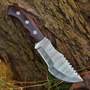 Couteau de chasse artisanal en acier Damas, lame à pointe tombante, bord dentelé, manche en bois, couteau de survie pour l'extérieur - Product Image 4