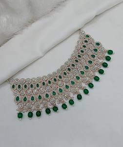 Exquisito Conjunto de Joyería Nupcial Chapado en Oro Rosa con Aleación y Piedras de Zirconia: Collar Gargantilla, Pendientes y Maang Tikka para Bodas y Fiestas - Product Image 3