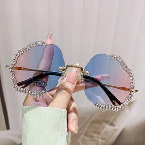 Nuevas Gafas de Sol de Moda con Incrustaciones de Diamantes en Forma de Polígono, Protección UV, Diseño de Ondas Florales, Gafas de Sol de Alta Calidad para Mujer - Product Image 1