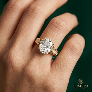 Bague de fiançailles de créateur en or avec diamant de laboratoire taille ovale, épaules cathédrale et sertissage en panier surélevé - Product Image 6