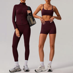 Conjunto Deportivo de Tres Piezas para Mujer, Color Rojo Vino, Top Elástico de Manga Corta, Sujetador Deportivo y Leggings Ajustados, Ropa Deportiva - Product Image 4