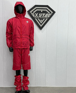 Ensemble coupe-vent rouge personnalisé haut de gamme avec surpiqûres réfléchissantes, veste à capuche, short et bas de jambe, vêtements de sport par le fabricant Oxytag - Product Image 1