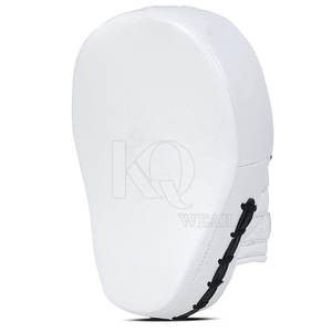 Pads d'entraînement en cuir de haute qualité avec surface incurvée et poids équilibré pour un contrôle et un confort maximum - Product Image 4