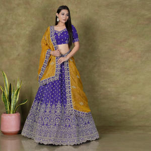 Ensemble Lehenga Choli en soie croquante avec broderie florale riche et jupe à ourlet richement orné, accompagné d'un dupatta contrastant - Product Image 5
