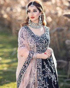 Robe maxi de mariée pakistanaise, robe maxi longue avec de magnifiques travaux manuels Nakshi Dabka et broderie - Product Image 1