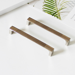 Tirador de Gabinete Minimalista de Aleación de Zinc con Acabado Níquel Cepillado Ecológico para Muebles de Cocina y Baño - Product Image 3
