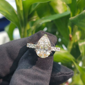 Bague en diamant taille poire en or jaune avec pierres latérales, bijou de fiançailles élégant pour femme, design personnalisé haut de gamme - Product Image 1