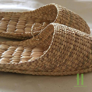 Handmade Seagrass Flower Slippers Wedding Guests Natural Woven Eco-Friendly Floral Sandals Bridal Party Hotel Spa Guest Slippers - Product Image 3
