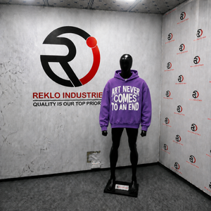 Sudadera con Capucha Oversize Morada Premium con Gráficos, Estilo Urbano, Unisex, de Forro Polar Grueso, con Tipografía en Crema Intenso - Product Image 3