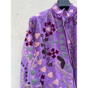 Abrigo Corto de Plumón Estilo Chino, Color Morado, de Terciopelo, Bordado, Ecológico, con Cuello Mandarín, Manga Larga, Diseño Floral de Algodón - Product Image 2